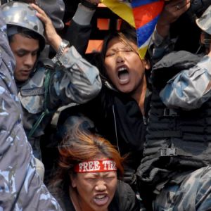 Около 200 полицаи пазили и арестували демонстрантите в Катманду