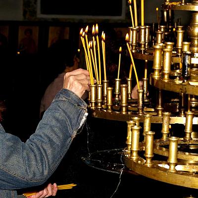 Изловиха 113 нелегални търговци край храмовете
