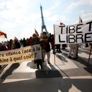 Протести и хаос в Париж объркаха пътя на огъня