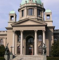Текстът беше гласуван в Скупщината след продължило близо 13 часа обсъждане