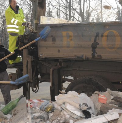 В акцията са ангажирани три самосвала, една фадрома и 17 служители