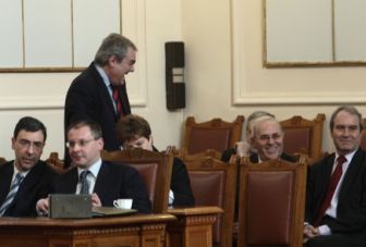 Министри от кабинета слушат дебатите в пленарна зала