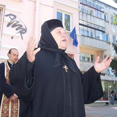 Манахинята Серафима говори за православието в отпор срещу сектата Свидетели на Йехова в Добрич
