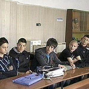 Учениците твърдят, че учителката ги е провокирала