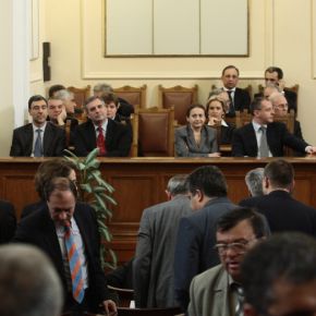 В парламента се ”гърмяха” предизборно