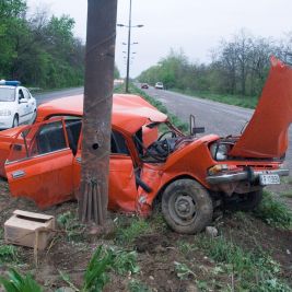 Автомобил се разби в стълб край пътя (Архивна снимка)