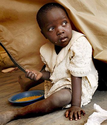 Дете се храни в семейната си къща в Кения