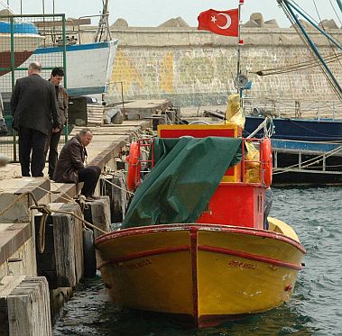 Следователи разглеждат лодката на турските рибари-бракониери