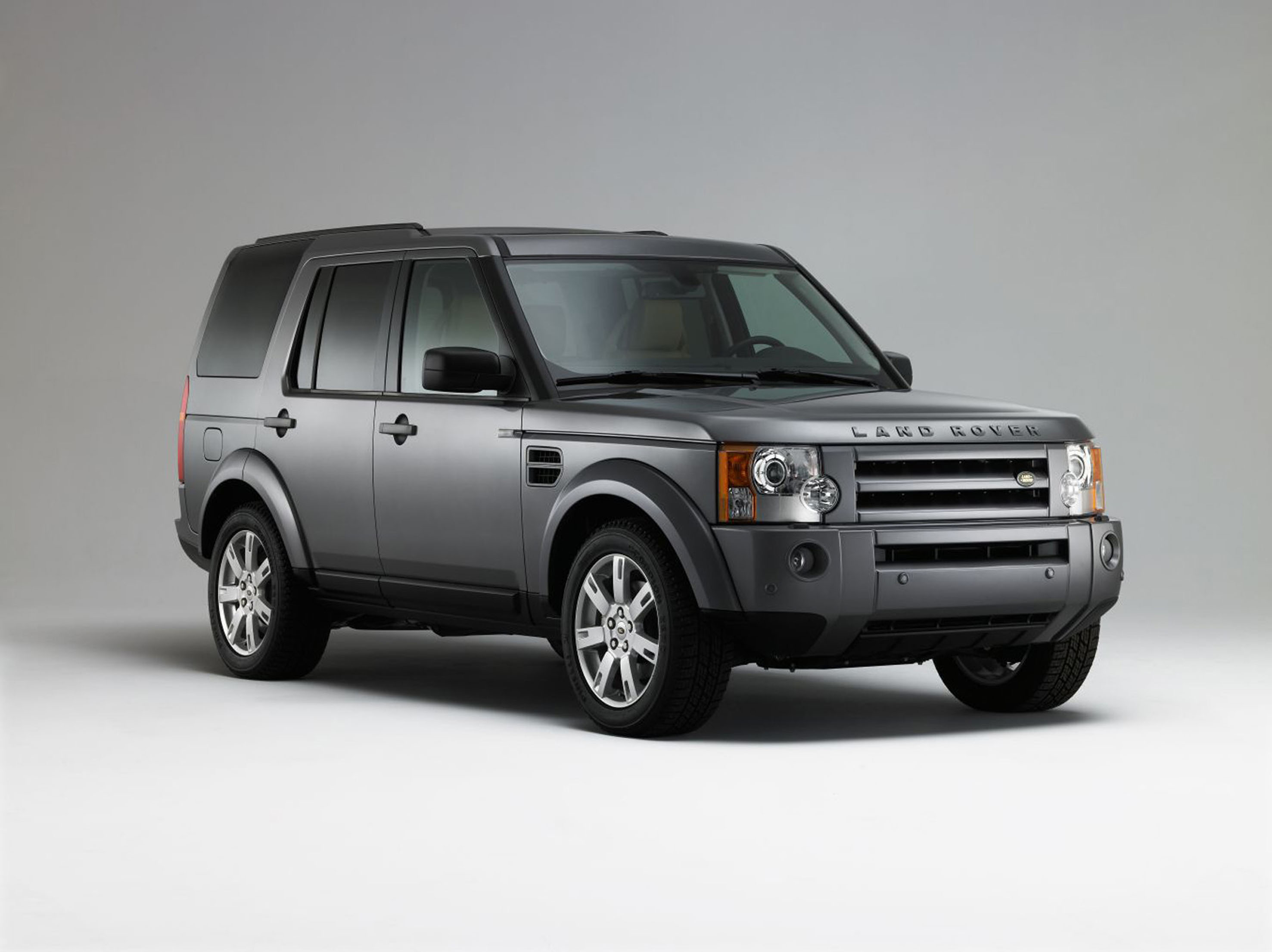 Land Rover с две награди от кралицата на Англия