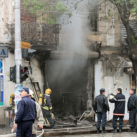 Пожар изпепели магазин в центъра на София