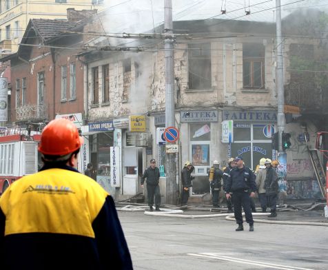 Магазинът е в двуетажна сграда