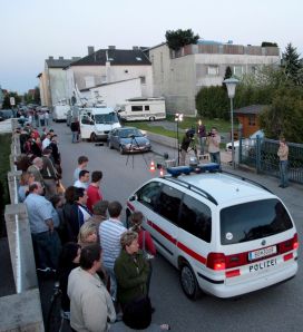 Репортери и полиция пред дома на пленниците