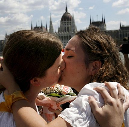 Лесбийки на гей парада в Будапеща