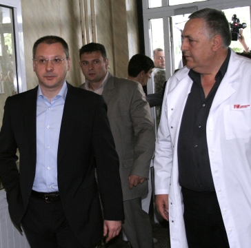 Сергей Станишев влиза в  Пирогов , придружаван от директора на болницата доц. Димитър Раденовски