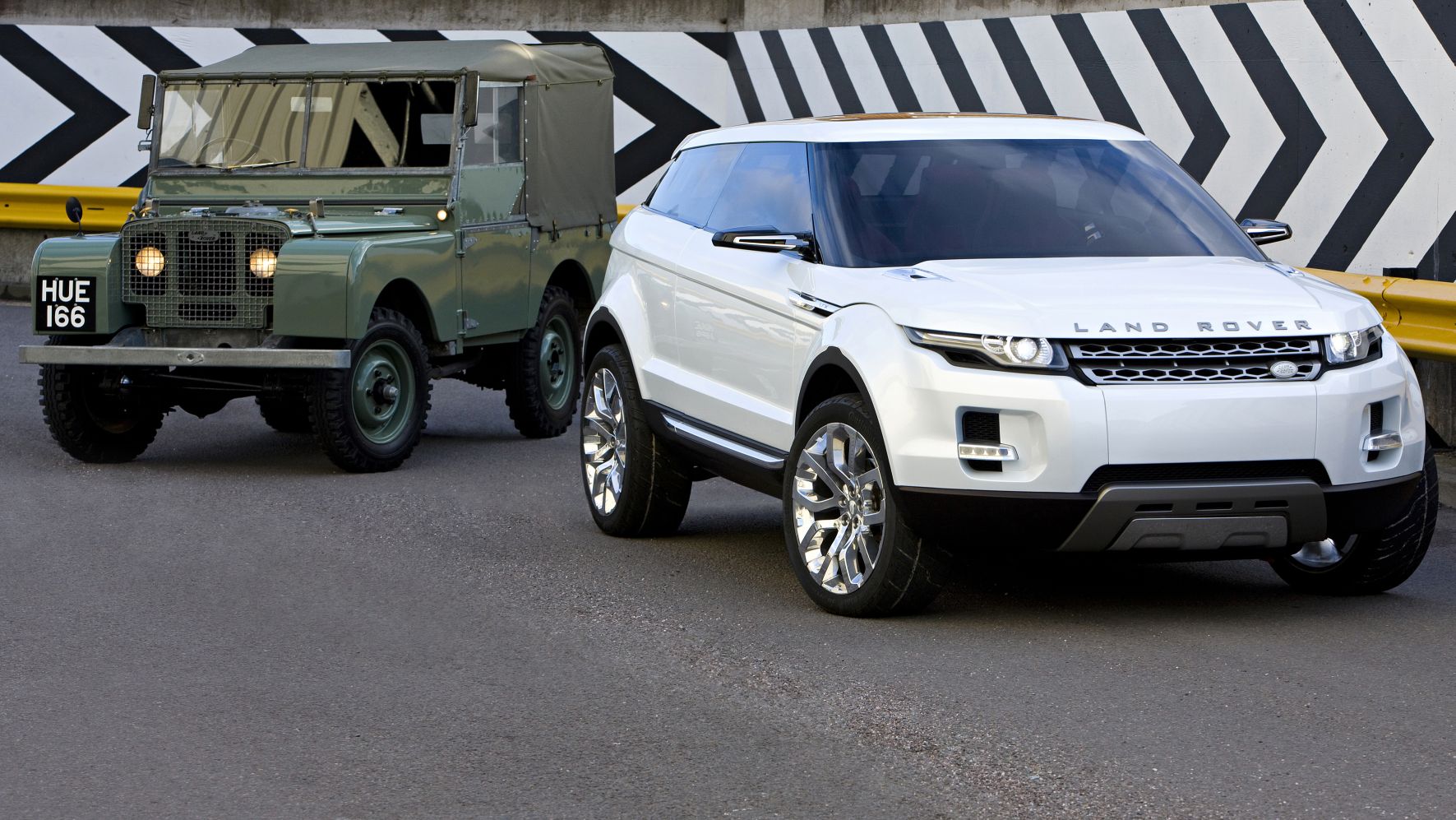 Land Rover чества 60 години