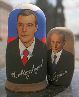 Медведев и Путин като матрьошки пред Кремъл