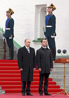 Владимир Путин и Дмитрий Медведев в тържествения ден
