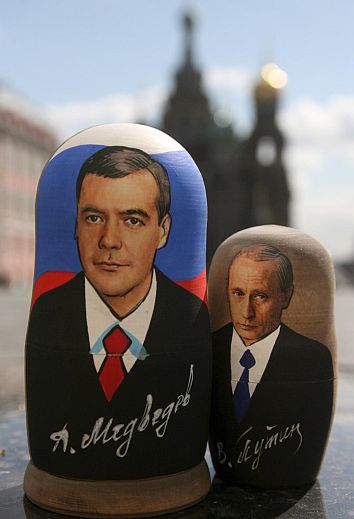 Матрьошки на Медведев и Путин пред Кремъл