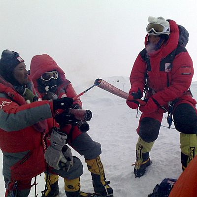 Олимпийският огън гори на Еверест