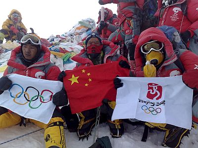 Спортистите в костюми с логото ”Пекин 2008” изкачиха Еверест