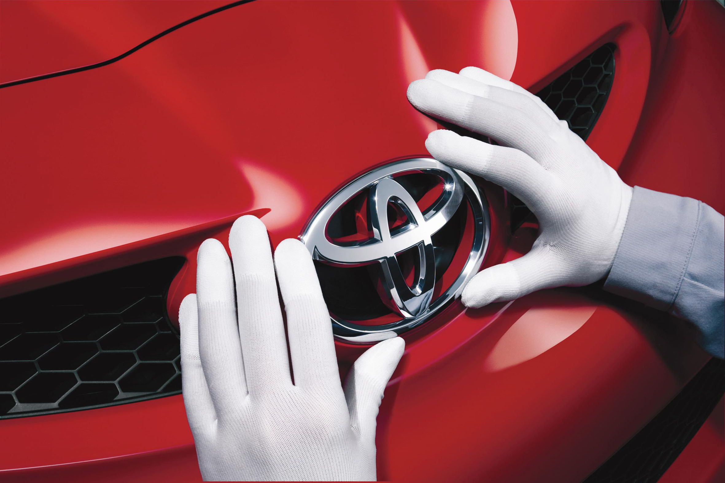 Хибридите изстреляха Toyota първа в света