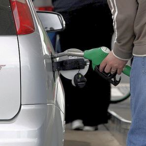 Цената на бензина тръгна надолу