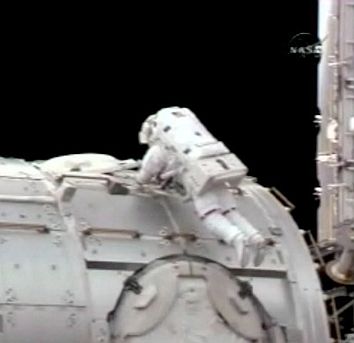 US астронавтите на МКС излизат в открития космос