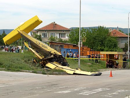 Машината паднала на няколко метра от къщите