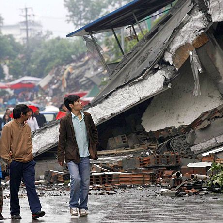 Земетресение уби стотици и разруши цял град