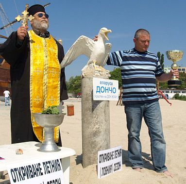 Точно на южния плаж днес Росен Марков откри летния (ловен) сезон с паметник на гларуса ”Дончо”