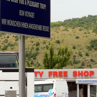 Напразно затворихме безмитните магазини, май