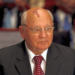 Горбачов одобрява руската политика по отношение на Украйна