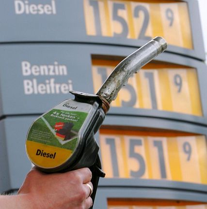 Дизеловото гориво е поевтиняло с 3 стотинки до 2.49 лв. за литър