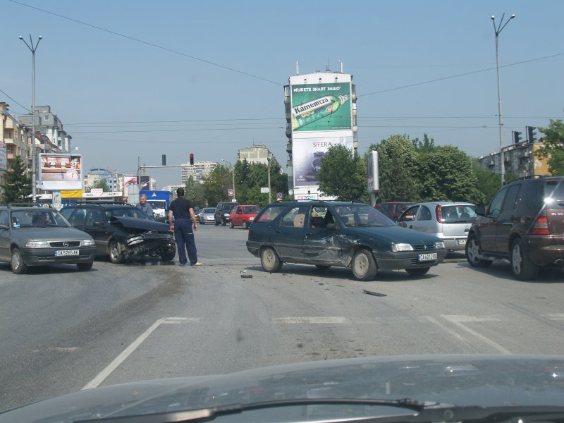 VW Passat се вряза в Citroen ZX на кръстовище в София
