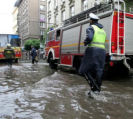 Пожарникари отводняват залетите улици в София