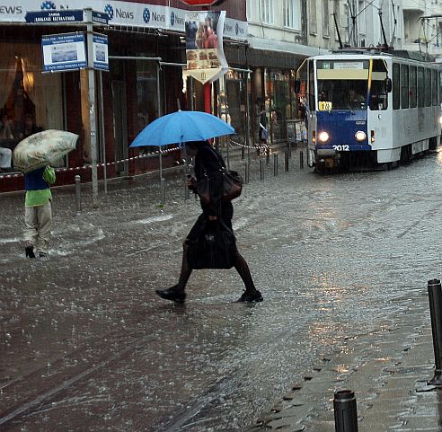 Трамваите ”загиват” първи при проливен дъжд