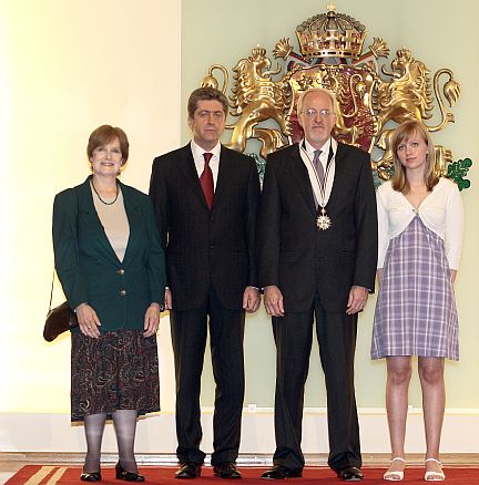 Съпругата и дъщерята на посланик Байърли - Джослин и Карълайн позират за обща снимка с президента Първанов и посланик Байърли