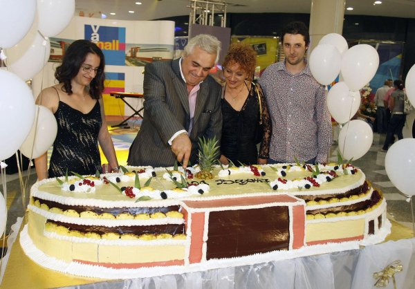 Красимир Узунов разрязва тортата със семейството си на коктейла