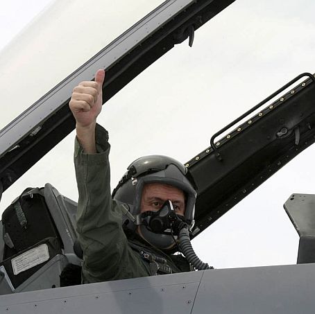 Паси ”подкара” F-16 в петък, 13-ти