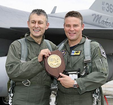 Соломон Паси (като министър) пилотира изтребител F-16 от авиобаза „Граф Игнатиево”