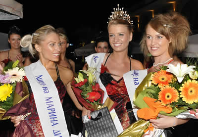 Победителката Мирена Георгиева позира с Гергана Асенова(вляво) и Петя Стоянова