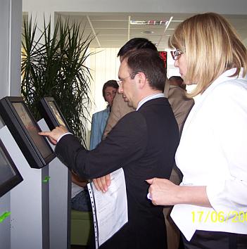 Николай Василев и Мария Мургина откриха нова система за обслужване на клиенти в НАП Варна