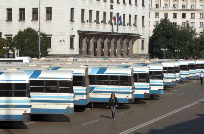 Колона от автобуси на комбината паркираха в центъра