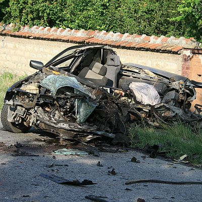 След жесток удар кола изхвърли камион в къща