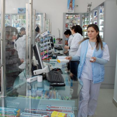 Инженери и учители продават в аптеки