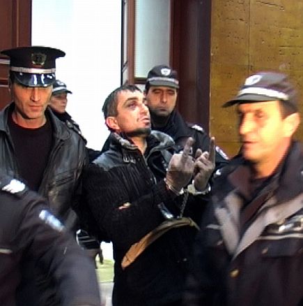 Бучко на съд и за средния пръст