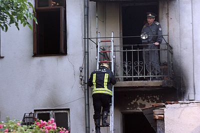 Пожарникари оглеждат щетите след загасяването на пожар в София