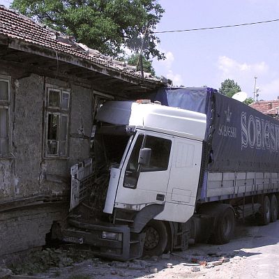 Преди година 30-тонен ТИР събори къща при подобна катастрофа в Габрово