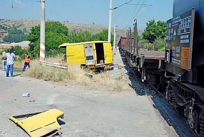 Влакът е размазал кабината на микробуса