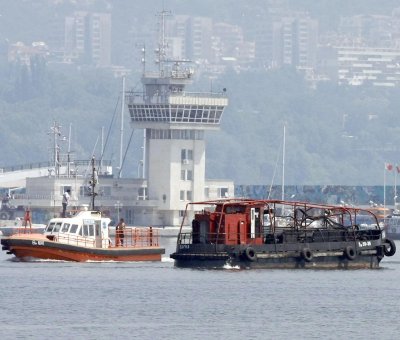 Около 200-300 литра мазут се изля във варненското море